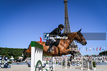 2023-06-25 - Guillaume CANET of France riding James Bond du Bec during the Longines Paris Eiffel Jumping 2023, Longines Global Champions Tour, Equestrian event on June 25, 2023 at Champ de Mars in Paris, France - EQUESTRIAN - PARIS EIFFEL JUMPING 2023 - INTERNATIONALS - EQUESTRIAN