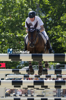 2023-06-25 - John Whitaker riding Equine America Unick du Francport during the Longines Paris Eiffel Jumping 2023, Longines Global Champions Tour, Equestrian event on June 25, 2023 at Champ de Mars in Paris, France - EQUESTRIAN - PARIS EIFFEL JUMPING 2023 - INTERNATIONALS - EQUESTRIAN