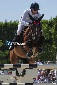 2023-06-25 - Samuel Hutton riding Melusina BVL Z during the Longines Paris Eiffel Jumping 2023, Longines Global Champions Tour, Equestrian event on June 25, 2023 at Champ de Mars in Paris, France - EQUESTRIAN - PARIS EIFFEL JUMPING 2023 - INTERNATIONALS - EQUESTRIAN