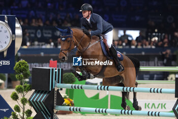 12/11/2023 - Ben Maher (GBR) riding Dallas Vegas Batilly in action during the barrage of CSI5* - W Longines FEI World Cup Competition presented by Scuderia 1918 - Verona Jumping at 125th edition of Fieracavalli on November 12, 2023, Verona, Italy. - CSI5* - W LONGINES FEI WORLD CUP COMPETITION - VERONA JUMPING - INTERNAZIONALI - EQUITAZIONE