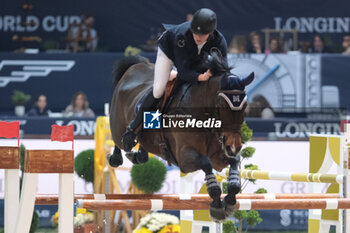 11/11/2023 - Harry Charles (GBR) riding Aralyn Blue in action during the CSI5* - International Competition N°5 presented by Crivelli - Verona Jumping at 125th Fieracavalli on November 11, 2023, Verona, Italy. - CSI5* - INTERNATIONAL COMPETITION N°5 - VERONA JUMPING - INTERNAZIONALI - EQUITAZIONE