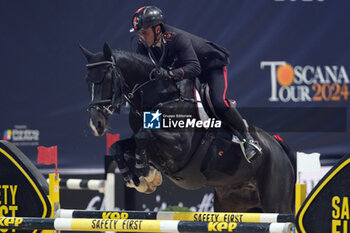 2023-11-11 - Massimo Grossato (ITA) riding Cash du Pratel in action during the CSI5* - International Competition N°5 presented by Crivelli - Verona Jumping at 125th Fieracavalli on November 11, 2023, Verona, Italy. - CSI5* - INTERNATIONAL COMPETITION N°5 - VERONA JUMPING - INTERNATIONALS - EQUESTRIAN