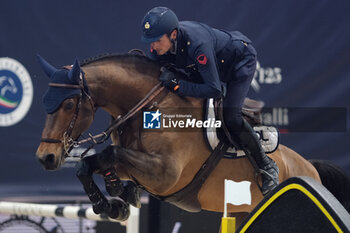 2023-11-11 - Lorenzo de Luca (ITA) riding F One USA in action during the CSI5* - International Competition N°5 presented by Crivelli - Verona Jumping at 125th Fieracavalli on November 11, 2023, Verona, Italy. - CSI5* - INTERNATIONAL COMPETITION N°5 - VERONA JUMPING - INTERNATIONALS - EQUESTRIAN