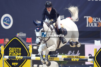 11/11/2023 - Jessica Springsteen (USA) riding Naomi van het Keizershof in action during the CSI5* - International Competition N°5 presented by Crivelli - Verona Jumping at 125th Fieracavalli on November 11, 2023, Verona, Italy. - CSI5* - INTERNATIONAL COMPETITION N°5 - VERONA JUMPING - INTERNAZIONALI - EQUITAZIONE