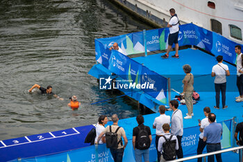 2023-08-18 - Tony Estanguet nageant dans la Seine during the 2023 World Triathlon Olympic & Paralympic Games Test Event, on August from 17 to 20, 2023 in Paris, France - OLYMPIC GAMES PARIS 2024 - 2023 WORLD TRIATHLON OLYMPIC & PARALYMPIC GAMES TEST EVENT - OLYMPIC GAMES PARIS 2024 - OLYMPIC GAMES