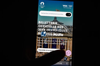 2023-11-23 - This picture shows a person going to the official website of the Paris 2024 Olympic Games to buy tickets on November 23, 2023 in Paris, France - OLYMPIC GAMES PARIS 2024 - OFFICIAL TICKETING WEBSITE - OLYMPIC GAMES PARIS 2024 - OLYMPIC GAMES