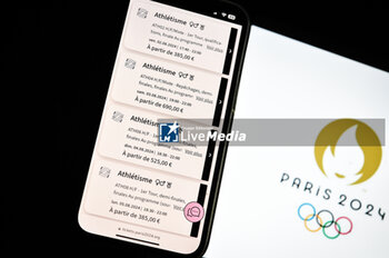 2023-11-23 - This picture shows a person going to the official website of the Paris 2024 Olympic Games to buy tickets for the athletics events on November 23, 2023 in Paris, France - OLYMPIC GAMES PARIS 2024 - OFFICIAL TICKETING WEBSITE - OLYMPIC GAMES PARIS 2024 - OLYMPIC GAMES