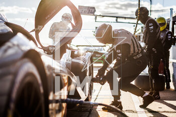 2023-03-16 - mechanic, mecanicien, Peugeot TotalEnergies, Peugeot 9x8, during the 1000 Miles of Sebring 2023, 1st round of the 2023 FIA World Endurance Championship, from March 15 to 17, 2023 on the Sebring International Raceway in Sebring, Florida, USA - AUTO - FIA WEC - 1000 MILES OF SEBRING 2023 - ENDURANCE - MOTORS