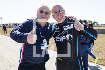 17/03/2023 - SINAULT Philippe (fra), team principal and owner of Signatech racing, portrait, NICOLET Jacques on the grid during the 1000 Miles of Sebring 2023, 1st round of the 2023 FIA World Endurance Championship, from March 15 to 17, 2023 on the Sebring International Raceway in Sebring, Florida, USA - AUTO - FIA WEC - 1000 MILES OF SEBRING 2023 - ENDURANCE - MOTORI