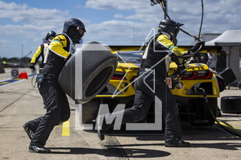 2023-03-17 - 33 KEATING Ben (usa), VARRONE Nicolas (arg), CATSBURG Nicky (nld), Corvette Racing, Chevrolet Corvette C8.R, pit stop during the 1000 Miles of Sebring 2023, 1st round of the 2023 FIA World Endurance Championship, from March 15 to 17, 2023 on the Sebring International Raceway in Sebring, Florida, USA - AUTO - FIA WEC - 1000 MILES OF SEBRING 2023 - ENDURANCE - MOTORS