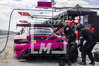2023-03-17 - 85 BOVY Sarah (bel), GATTING Michelle (dnk), FREY Rahel (swi), Iron Dames, Porsche 911 RSR - 19, pit stop during the 1000 Miles of Sebring 2023, 1st round of the 2023 FIA World Endurance Championship, from March 15 to 17, 2023 on the Sebring International Raceway in Sebring, Florida, USA - AUTO - FIA WEC - 1000 MILES OF SEBRING 2023 - ENDURANCE - MOTORS