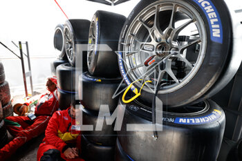 2023-03-17 - mechanic, mecanicien, tyres, pneus, during the 1000 Miles of Sebring 2023, 1st round of the 2023 FIA World Endurance Championship, from March 15 to 17, 2023 on the Sebring International Raceway in Sebring, Florida, USA - AUTO - FIA WEC - 1000 MILES OF SEBRING 2023 - ENDURANCE - MOTORS
