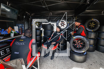 2023-03-17 - mechanic, mecanicien, tyres, pneus, during the 1000 Miles of Sebring 2023, 1st round of the 2023 FIA World Endurance Championship, from March 15 to 17, 2023 on the Sebring International Raceway in Sebring, Florida, USA - AUTO - FIA WEC - 1000 MILES OF SEBRING 2023 - ENDURANCE - MOTORS
