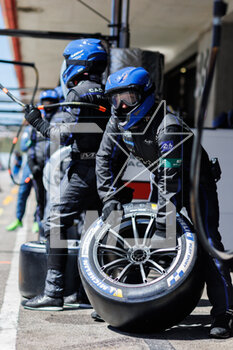 2023-04-14 - mechanic, mecanicien, michelin, tyres, pneus, during the 6 Hours of Portimao 2023, 2nd round of the 2023 FIA World Endurance Championship, from April 14 to 16, 2023 on the Algarve International Circuit in Portimao, Portugal - AUTO - FIA WEC - 6 HOURS OF PORTIMAO 2023 - ENDURANCE - MOTORS
