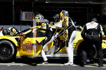 2023-04-14 - 33 KEATING Ben (usa), VARRONE Nicolas (arg), CATSBURG Nicky (nld), Corvette Racing, Chevrolet Corvette C8.R, pitlane during the 6 Hours of Portimao 2023, 2nd round of the 2023 FIA World Endurance Championship, from April 14 to 16, 2023 on the Algarve International Circuit in Portimao, Portugal - AUTO - FIA WEC - 6 HOURS OF PORTIMAO 2023 - ENDURANCE - MOTORS