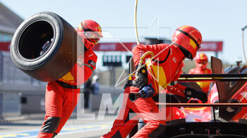 2023-04-14 - michelin, tyres, pneus, mechanic, mecanicien, during the 6 Hours of Portimao 2023, 2nd round of the 2023 FIA World Endurance Championship, from April 14 to 16, 2023 on the Algarve International Circuit in Portimao, Portugal - AUTO - FIA WEC - 6 HOURS OF PORTIMAO 2023 - ENDURANCE - MOTORS