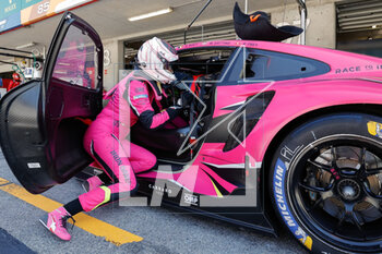 2023-04-15 - 85 BOVY Sarah (bel), GATTING Michelle (dnk), FREY Rahel (swi), Iron Dames, Porsche 911 RSR - 19, pitlane during the 6 Hours of Portimao 2023, 2nd round of the 2023 FIA World Endurance Championship, from April 14 to 16, 2023 on the Algarve International Circuit in Portimao, Portugal - AUTO - FIA WEC - 6 HOURS OF PORTIMAO 2023 - ENDURANCE - MOTORS