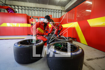 2023-04-15 - michelin, tyres, pneus, mechanic, mecanicien, during the 6 Hours of Portimao 2023, 2nd round of the 2023 FIA World Endurance Championship, from April 14 to 16, 2023 on the Algarve International Circuit in Portimao, Portugal - AUTO - FIA WEC - 6 HOURS OF PORTIMAO 2023 - ENDURANCE - MOTORS