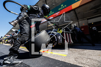 2023-04-15 - mechanic, mecanicien, Peugeot TotalEnergies, Peugeot 9x8, during the 6 Hours of Portimao 2023, 2nd round of the 2023 FIA World Endurance Championship, from April 14 to 16, 2023 on the Algarve International Circuit in Portimao, Portugal - AUTO - FIA WEC - 6 HOURS OF PORTIMAO 2023 - ENDURANCE - MOTORS