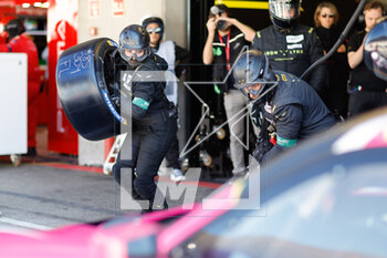 2023-04-15 - mechanic, mecanicien, michelin, tyres, pneus, during the 6 Hours of Portimao 2023, 2nd round of the 2023 FIA World Endurance Championship, from April 14 to 16, 2023 on the Algarve International Circuit in Portimao, Portugal - AUTO - FIA WEC - 6 HOURS OF PORTIMAO 2023 - ENDURANCE - MOTORS