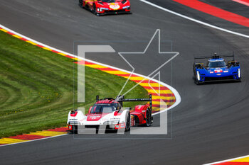 27/04/2023 - 05 CAMERON Dane (usa), CHRISTENSEN Michael (dnk), MAKOWIECKI Frédéric (fra), Porsche Penske Motorsport, Porsche 963, 02 BAMBER Earl (nzl), LYNN Alex (gbr), WESTBROOK Richard (gbr), Cadillac Racing, Cadillac V-Series.R, action during the 6 Hours of Spa-Francorchamps 2023, 3rd round of the 2023 FIA World Endurance Championship, from April 27 to 29, 2023 on the Circuit de Spa-Francorchamps, in Stavelot, Belgium - AUTO - FIA WEC - 6 HOURS OF SPA-FRANCORCHAMPS 2023 - ENDURANCE - MOTORI