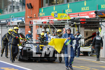 27/04/2023 - pitlane, marshall, commissaire de piste, during the 6 Hours of Spa-Francorchamps 2023, 3rd round of the 2023 FIA World Endurance Championship, from April 27 to 29, 2023 on the Circuit de Spa-Francorchamps, in Stavelot, Belgium - AUTO - FIA WEC - 6 HOURS OF SPA-FRANCORCHAMPS 2023 - ENDURANCE - MOTORI