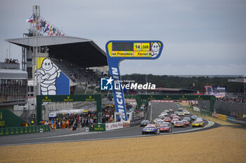 2023-06-10 - Ferrari challenge start with 06 NEUBAUER Thomas (fra), Charles Pozzi GT Racing, Ferrari 488 Challenge Evo, action during the 24 Hours of Le Mans 2023 on the Circuit des 24 Heures du Mans from June 10 to 11, 2023 in Le Mans, France - AUTO - LE MANS 2023 - PART 1 - ENDURANCE - MOTORS