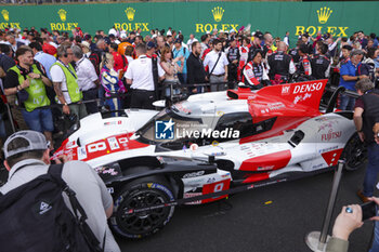 2023-06-10 - 08 BUEMI Sébastien (swi), HARTLEY Brendon (nzl), HIRAKAWA Ryo (jpn), Toyota Gazoo Racing, Toyota GR010 - Hybrid, starting grid, grille de depart during the 24 Hours of Le Mans 2023 on the Circuit des 24 Heures du Mans from June 10 to 11, 2023 in Le Mans, France - AUTO - LE MANS 2023 - PART 1 - ENDURANCE - MOTORS