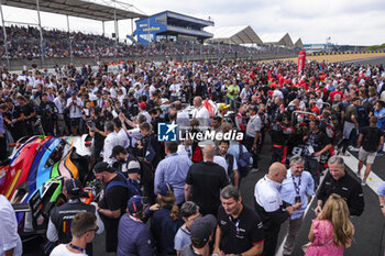 2023-06-10 - Starting grid, crowd during the 24 Hours of Le Mans 2023 on the Circuit des 24 Heures du Mans from June 10 to 11, 2023 in Le Mans, France - AUTO - LE MANS 2023 - PART 1 - ENDURANCE - MOTORS