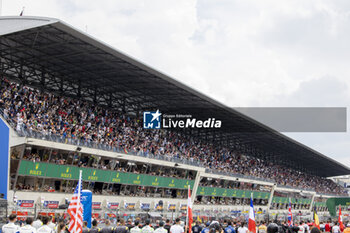2023-06-10 - Tribune, crowd, foule, fans during the starting grid, grille de depart during the 24 Hours of Le Mans 2023 on the Circuit des 24 Heures du Mans from June 10 to 11, 2023 in Le Mans, France - AUTO - LE MANS 2023 - PART 1 - ENDURANCE - MOTORS