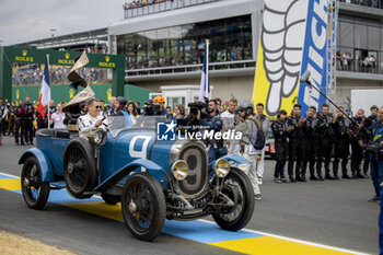 2023-06-10 - Kristensen Tom (dnk) with the trophy during the starting grid, grille de departduring the 24 Hours of Le Mans 2023 on the Circuit des 24 Heures du Mans from June 10 to 11, 2023 in Le Mans, France - AUTO - LE MANS 2023 - PART 1 - ENDURANCE - MOTORS