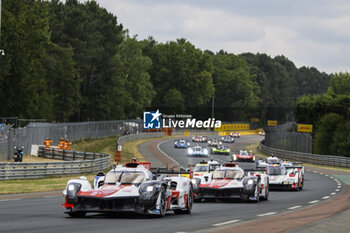 2023-06-10 - Race start, 08 BUEMI Sébastien (swi), HARTLEY Brendon (nzl), HIRAKAWA Ryo (jpn), Toyota Gazoo Racing, Toyota GR010 - Hybrid, action during the 24 Hours of Le Mans 2023 on the Circuit des 24 Heures du Mans from June 10 to 11, 2023 in Le Mans, France - AUTO - LE MANS 2023 - PART 1 - ENDURANCE - MOTORS