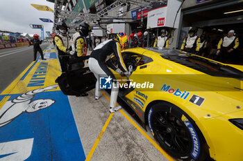 2023-06-10 - 33 KEATING Ben (usa), VARRONE Nicolas (arg), CATSBURG Nicky (nld), Corvette Racing, Chevrolet Corvette C8.R, actio, pitlane, during the 24 Hours of Le Mans 2023 on the Circuit des 24 Heures du Mans from June 10 to 11, 2023 in Le Mans, France - AUTO - LE MANS 2023 - PART 1 - ENDURANCE - MOTORS