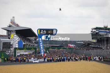 2023-06-10 - crowd, foule, fans starting grid, grille de depart during the 24 Hours of Le Mans 2023 on the Circuit des 24 Heures du Mans from June 10 to 11, 2023 in Le Mans, France - AUTO - LE MANS 2023 - PART 1 - ENDURANCE - MOTORS