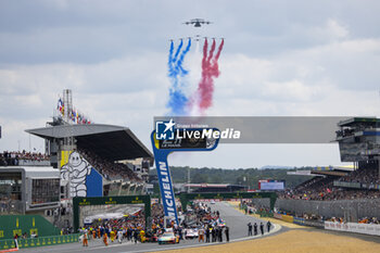 2023-06-10 - Frenchh patrouille, patrouille de France crowd, foule, fans starting grid, grille de depart during the 24 Hours of Le Mans 2023 on the Circuit des 24 Heures du Mans from June 10 to 11, 2023 in Le Mans, France - AUTO - LE MANS 2023 - PART 1 - ENDURANCE - MOTORS