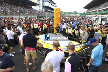 2023-06-10 - 33 KEATING Ben (usa), VARRONE Nicolas (arg), CATSBURG Nicky (nld), Corvette Racing, Chevrolet Corvette C8.R, action Pre grid ambiance during the 24 Hours of Le Mans 2023 on the Circuit des 24 Heures du Mans from June 10 to 11, 2023 in Le Mans, France - AUTO - LE MANS 2023 - PART 1 - ENDURANCE - MOTORS