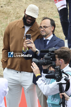 2023-06-10 - LeBron James, NBA player, Pre grid ambiance during the 24 Hours of Le Mans 2023 on the Circuit des 24 Heures du Mans from June 10 to 11, 2023 in Le Mans, France - AUTO - LE MANS 2023 - PART 1 - ENDURANCE - MOTORS