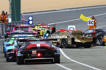 2023-06-10 - pitlane action during the 24 Hours of Le Mans 2023 on the Circuit des 24 Heures du Mans from June 10 to 11, 2023 in Le Mans, France - AUTO - LE MANS 2023 - PART 1 - ENDURANCE - MOTORS