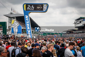 2023-06-10 - crowd, foule, fans , starting grid, grille de depart during the 24 Hours of Le Mans 2023 on the Circuit des 24 Heures du Mans from June 10 to 11, 2023 in Le Mans, France - AUTO - LE MANS 2023 - PART 1 - ENDURANCE - MOTORS