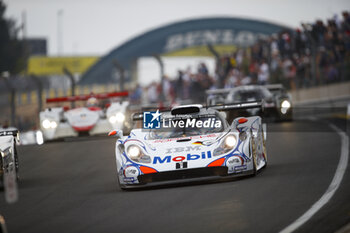 2023-06-10 - Porsche 911 GT1-98 driven by Laurent Aiello, Stéphane Ortelli and Allan McNish, winner of Le Mans 1998 during the parade prior to the the 24 Hours of Le Mans 2023 on the Circuit des 24 Heures du Mans from June 10 to 11, 2023 in Le Mans, France - AUTO - LE MANS 2023 - PART 1 - ENDURANCE - MOTORS