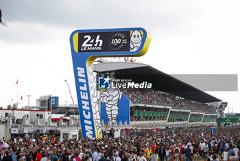 2023-06-10 - Crowd on the starting grid, grille de depart during the 24 Hours of Le Mans 2023 on the Circuit des 24 Heures du Mans from June 10 to 11, 2023 in Le Mans, France - AUTO - LE MANS 2023 - PART 1 - ENDURANCE - MOTORS