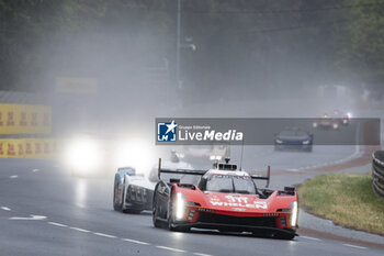 2023-06-10 - 311 DERANI Luis Felipe (bra), SIMS Alexander (gbr), AITKEN Jack (gbr), Action Express Racing, Cadillac V-Series.R, action during the 24 Hours of Le Mans 2023 on the Circuit des 24 Heures du Mans from June 10 to 11, 2023 in Le Mans, France - AUTO - LE MANS 2023 - PART 1 - ENDURANCE - MOTORS