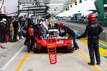 2023-06-10 - 311 DERANI Luis Felipe (bra), SIMS Alexander (gbr), AITKEN Jack (gbr), Action Express Racing, Cadillac V-Series.R, action, pit stop during the 24 Hours of Le Mans 2023 on the Circuit des 24 Heures du Mans from June 10 to 11, 2023 in Le Mans, France - AUTO - LE MANS 2023 - PART 1 - ENDURANCE - MOTORS