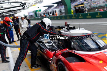 2023-06-10 - 311 DERANI Luis Felipe (bra), SIMS Alexander (gbr), AITKEN Jack (gbr), Action Express Racing, Cadillac V-Series.R, action, pit stop during the 24 Hours of Le Mans 2023 on the Circuit des 24 Heures du Mans from June 10 to 11, 2023 in Le Mans, France - AUTO - LE MANS 2023 - PART 1 - ENDURANCE - MOTORS