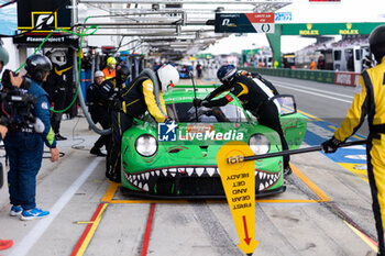2023-06-10 - 56 HYET PJ (usa), JEANNEATTE Gunnar (usa), CAIROLI Matteo (ia), Project 1 - AO, Porsche 911 RSR - 19, action, pit stop during the 24 Hours of Le Mans 2023 on the Circuit des 24 Heures du Mans from June 10 to 11, 2023 in Le Mans, France - AUTO - LE MANS 2023 - PART 1 - ENDURANCE - MOTORS