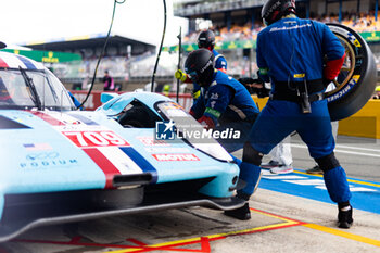 2023-06-10 - 709 MAILLEUX Franck (fra), BERTHON Nathanel (fra), GUTIERREZ Esteban (mex), Glickenhaus Racing, Glickenhaus 007, action, pit stop during the 24 Hours of Le Mans 2023 on the Circuit des 24 Heures du Mans from June 10 to 11, 2023 in Le Mans, France - AUTO - LE MANS 2023 - PART 1 - ENDURANCE - MOTORS