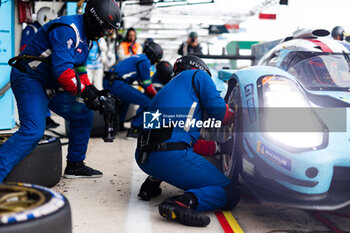 2023-06-10 - 709 MAILLEUX Franck (fra), BERTHON Nathanel (fra), GUTIERREZ Esteban (mex), Glickenhaus Racing, Glickenhaus 007, action, pit stop during the 24 Hours of Le Mans 2023 on the Circuit des 24 Heures du Mans from June 10 to 11, 2023 in Le Mans, France - AUTO - LE MANS 2023 - PART 1 - ENDURANCE - MOTORS