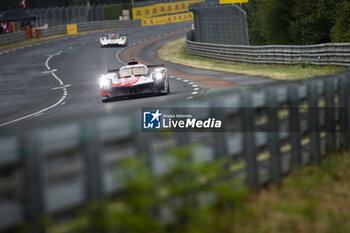 2023-06-10 - 08 BUEMI Sébastien (swi), HARTLEY Brendon (nzl), HIRAKAWA Ryo (jpn), Toyota Gazoo Racing, Toyota GR010 - Hybrid, action during the 24 Hours of Le Mans 2023 on the Circuit des 24 Heures du Mans from June 10 to 11, 2023 in Le Mans, France - AUTO - LE MANS 2023 - PART 1 - ENDURANCE - MOTORS