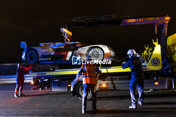 2023-06-10 - 07 CONWAY Mike (gbr), KOBAYASHI Kamui (jpn), LOPEZ José Maria (arg), Toyota Gazoo Racing, Toyota GR010 - Hybrid, being remove after the crash in the beginning of the night during the 24 Hours of Le Mans 2023 on the Circuit des 24 Heures du Mans from June 10 to 11, 2023 in Le Mans, France - AUTO - LE MANS 2023 - PART 2 - ENDURANCE - MOTORS