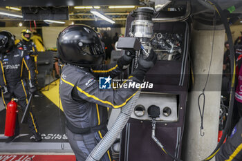 2023-06-10 - mechanic, mecanicien pitlane at night during the 24 Hours of Le Mans 2023 on the Circuit des 24 Heures du Mans from June 10 to 11, 2023 in Le Mans, France - AUTO - LE MANS 2023 - PART 2 - ENDURANCE - MOTORS